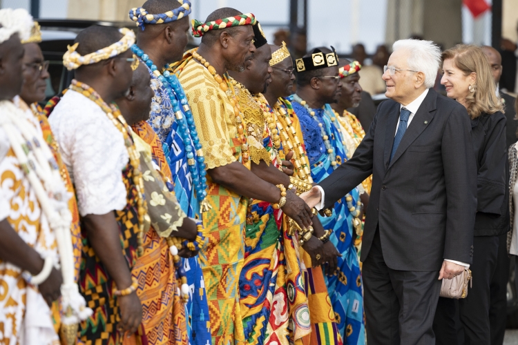 Il Presidente della Repubblica Sergio Mattarella e la Sig.ra Laura salutano i capi tradizionali Ivoriani

