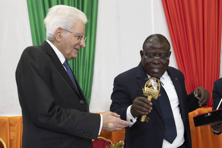 Il Presidente della Repubblica Sergio Mattarella con Ibrahim Cissé Bacongo, Ministro Governatore del Distretto d’Abidjan, durante la cerimonia di consegna delle Chiavi del distretto di Abidjan

