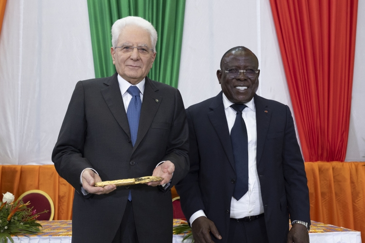Il Presidente della Repubblica Sergio Mattarella con Ibrahim Cissé Bacongo, Ministro Governatore del Distretto d’Abidjan, durante la cerimonia di consegna delle Chiavi del distretto di Abidjan
