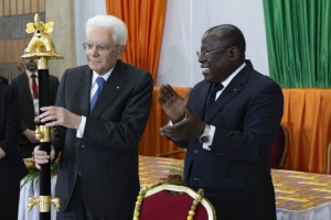 Il Presidente della Repubblica Sergio Mattarella con Ibrahim Cissé Bacongo, Ministro Governatore del Distretto d’Abidjan, durante la cerimonia di consegna delle Chiavi del distretto di Abidjan

