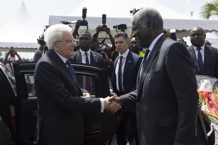 Il Presidente della Repubblica Sergio Mattarella alla Stazione a terra del giacimento di Baleine, accolto da Robert Beugré Mambé, Primo Ministro della Repubblica della Costa d’Avorio
