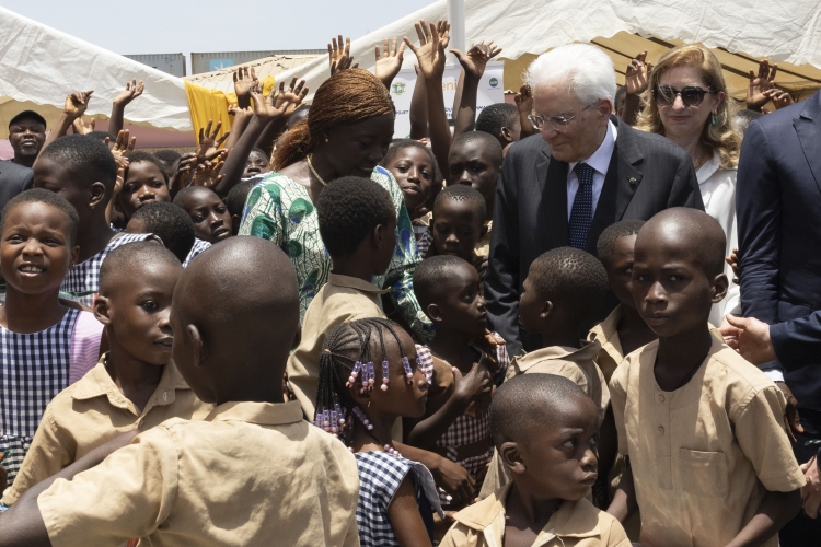 Il Presidente della Repubblica Sergio Mattarella e la Sig.ra Laura al Complesso scolastico del Canale di Vridi 
