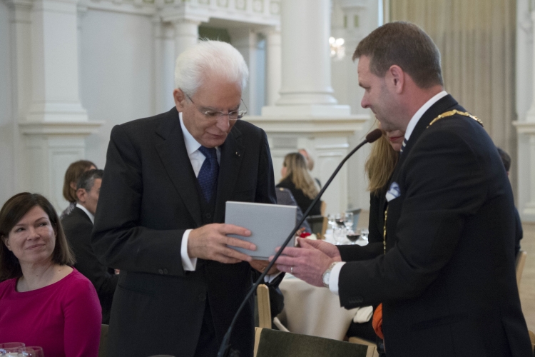 Il Presidente Sergio Mattarella riceve la Medaglia d’Onore della Città di Helsinki 