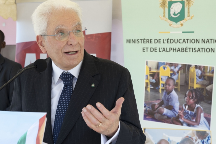 Il Presidente della Repubblica Sergio Mattarella e la Sig.ra Laura al Complesso scolastico del Canale di Vridi 
