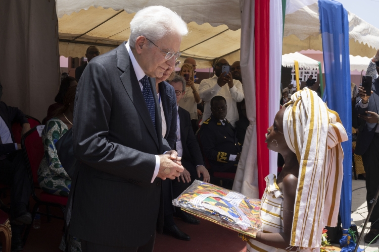 Il Presidente della Repubblica Sergio Mattarella e la Sig.ra Laura al Complesso scolastico del Canale di Vridi 

