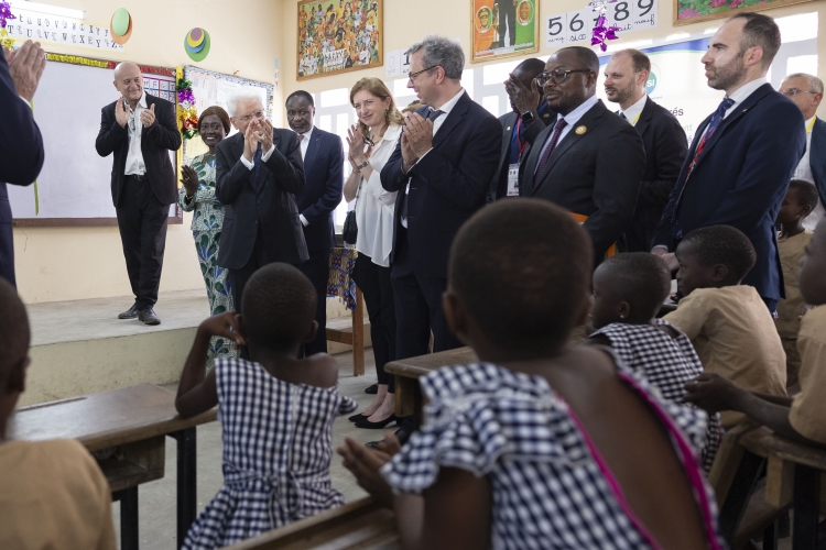 Il Presidente della Repubblica Sergio Mattarella e la Sig.ra Laura al Complesso scolastico del Canale di Vridi 
