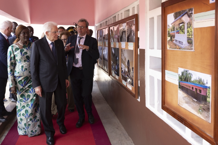 Il Presidente della Repubblica Sergio Mattarella e la Sig.ra Laura al Complesso scolastico del Canale di Vridi 
