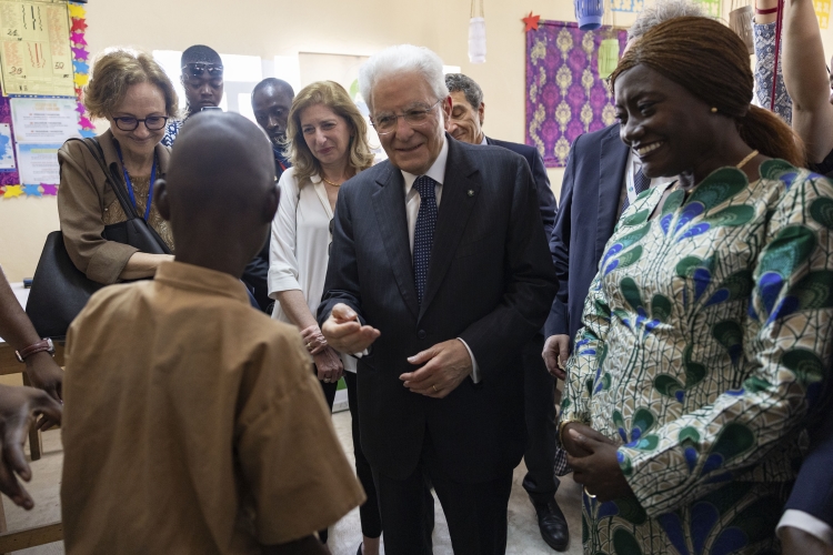 Il Presidente della Repubblica Sergio Mattarella e la Sig.ra Laura al Complesso scolastico del Canale di Vridi 
