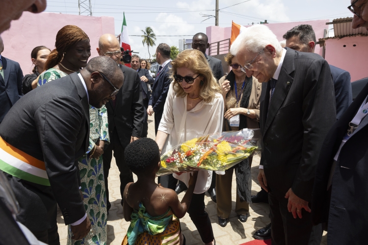 Il Presidente della Repubblica Sergio Mattarella e la Sig.ra Laura al Complesso scolastico del Canale di Vridi 
