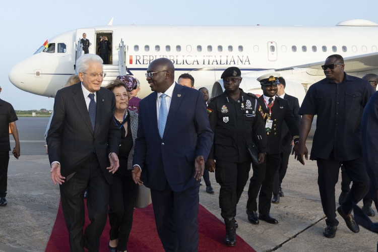 Il Presidente della Repubblica Sergio Mattarella all’aeroporto internazionale di Accra accolto da Mahamudu Bawumia,Vice Presidente della Repubblica del Ghana,in occasione della visita di Stato 
