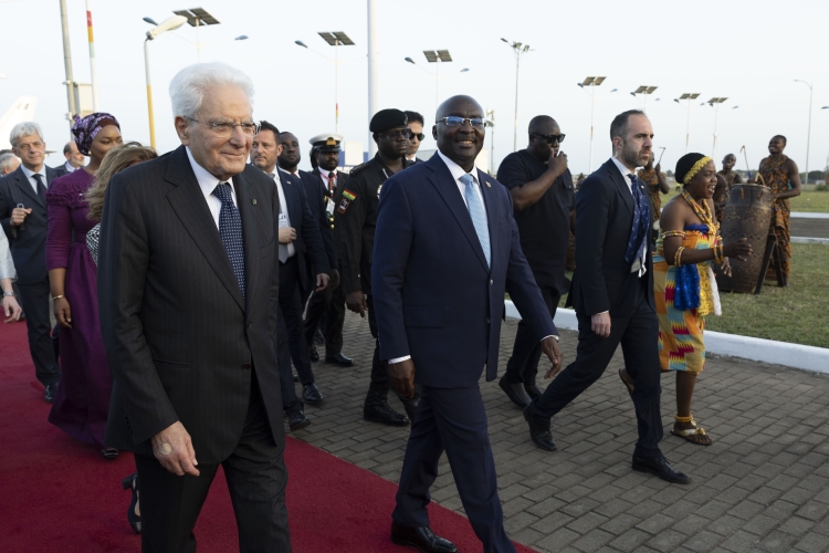 Il Presidente della Repubblica Sergio Mattarella all’aeroporto internazionale di Accra accolto da Mahamudu Bawumia,Vice Presidente della Repubblica del Ghana,in occasione della visita di Stato 