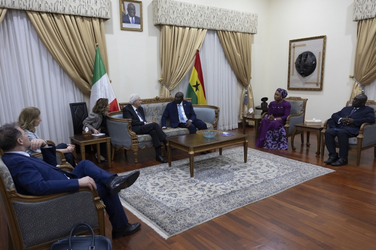 Il Presidente della Repubblica Sergio Mattarella e la Sig.ra Laura all’aeroporto internazionale di Accra accolti da Mahamudu Bawumia,Vice Presidente della Repubblica del Ghana,in occasione della visita di Stato 
