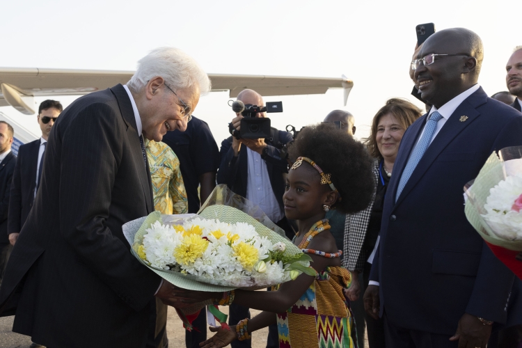 Il Presidente della Repubblica Sergio Mattarella all’aeroporto internazionale di Accra accolto da Mahamudu Bawumia,Vice Presidente della Repubblica del Ghana,in occasione della visita di Stato 
