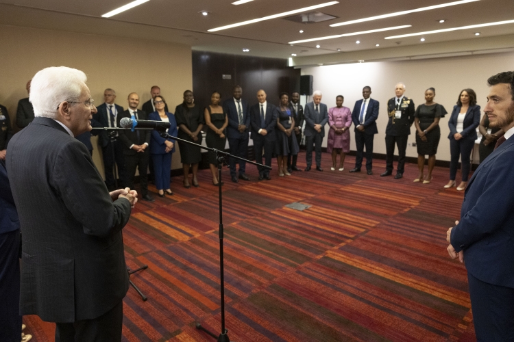Il Presidente della Repubblica Sergio Mattarella saluta il personale dell’Ambasciata d’Italia ad Accra
