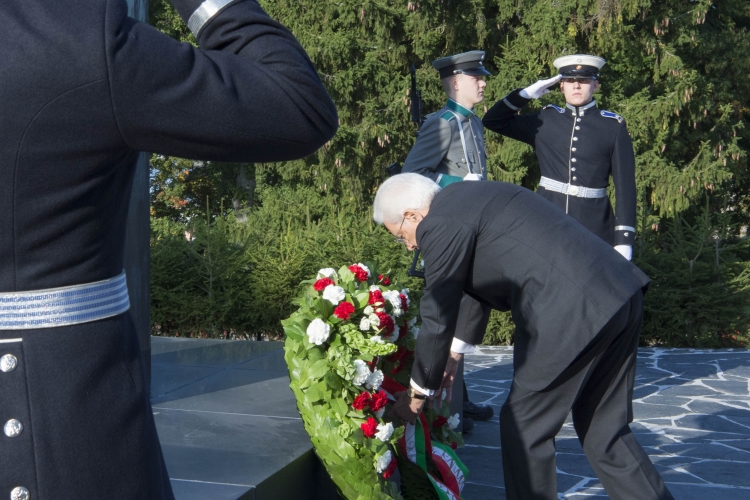 Il Presidente Sergio Mattarella al Cimitero Monumentale di Hietaniemi 