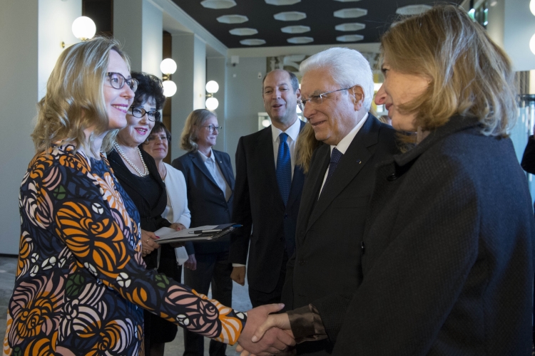 Il Presidente Sergio Mattarella accolto dalla Presidente del Parlamento Maria Lohela 