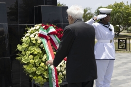 Il Presidente della Repubblica Sergio Mattarella depone una corona al Memoriale di Kwame Nkrumah 
