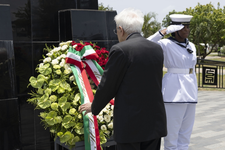 Il Presidente della Repubblica Sergio Mattarella depone una corona al Memoriale di Kwame Nkrumah 

