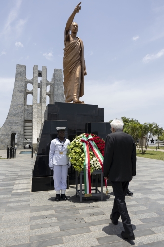 Il Presidente della Repubblica Sergio Mattarella depone una corona al Memoriale di Kwame Nkrumah 


