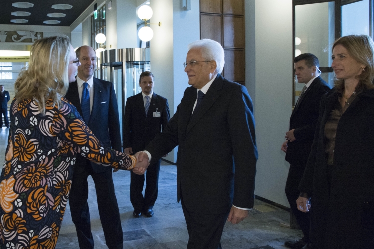Il Presidente Sergio Mattarella accolto dalla Presidente del Parlamento Maria Lohela