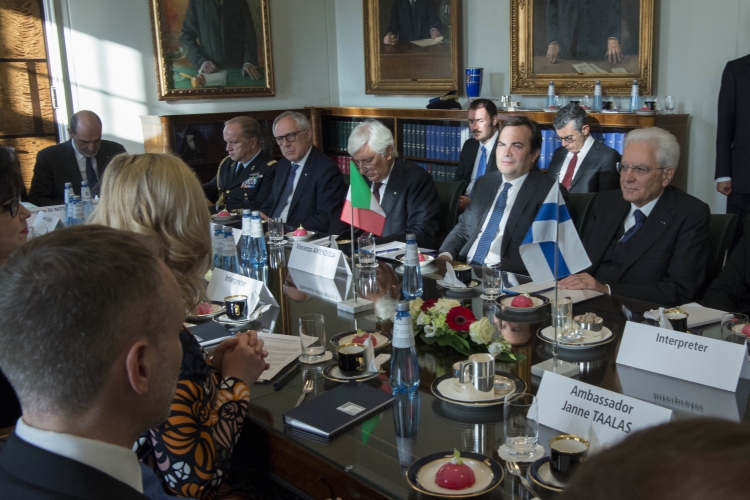 Il Presidente Sergio Mattarella nel corso dei colloqui con la Presidente del Parlamento
