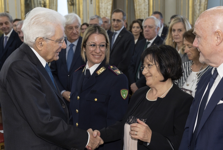 Il Presidente Sergio Mattarella saluta la moglie e la figlia di Paolo Diano, già Guardia dell'ex Corpo di Polizia, deceduto in servizio il 10 agosto del 1981