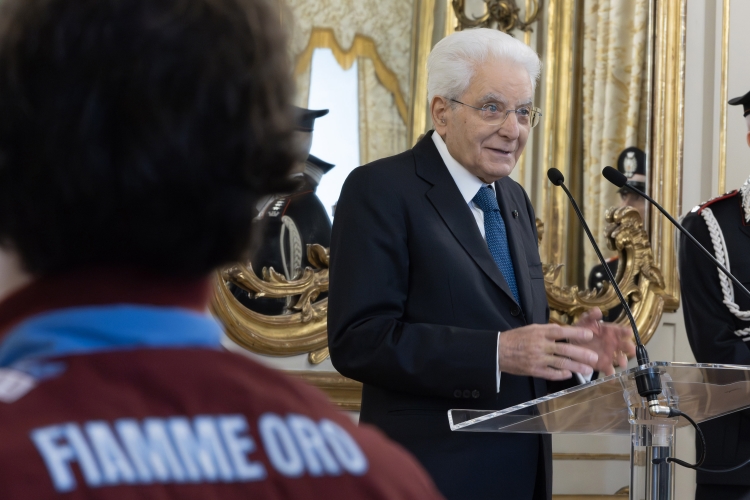 Il Presidente Sergio Mattarella rivolge il suo indirizzo di saluto in occasione dell'incontro con una rappresentanza della Polizia di Stato, nel 172° anniversario della sua costituzione