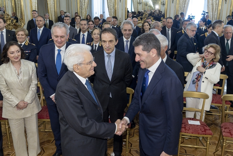Il Presidente Sergio Mattarella saluta il Prefetto Vittorio Pisani, Capo della Polizia, al termine dell'incontro con una rappresentanza della Polizia di Stato, nel 172° anniversario della sua costituzione