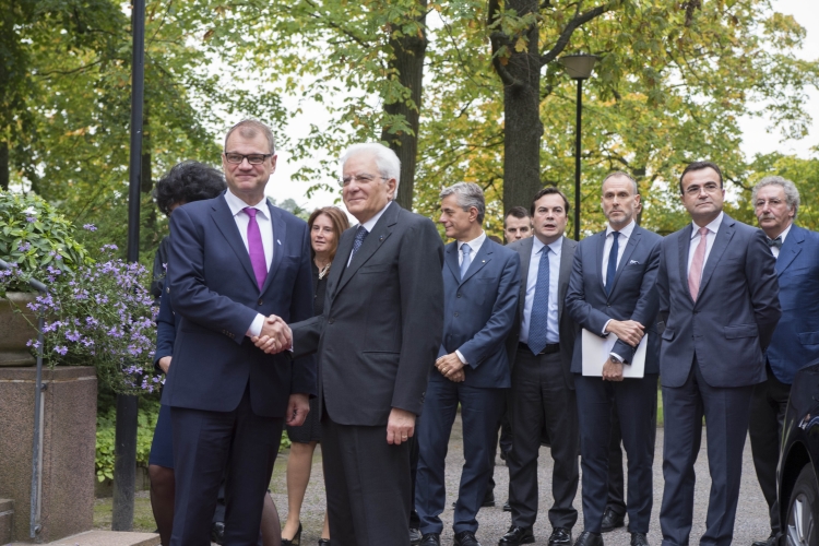 Il Presidente della Repubblica Sergio Mattarella accolto a Kesäranta dal Primo Ministro finlandese Juha Sipilä