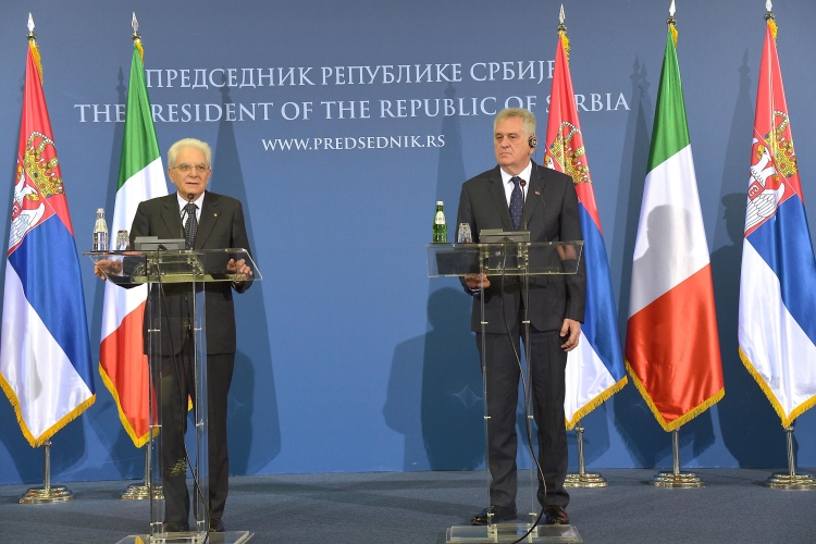 Il Presidente Sergio Mattarella e il Presidente serbo Tomislav Nikolic nel corso delle dichiarazioni alla stampa