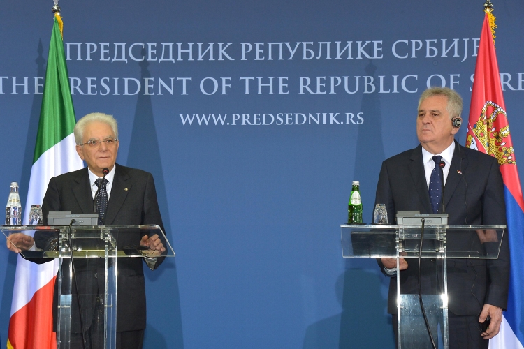 Il Presidente Sergio Mattarella e il Presidente serbo Tomislav Nikolic nel corso delle dichiarazioni alla stampa