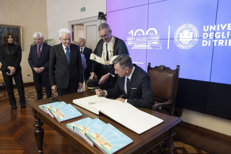 Il Presidente della Repubblica Sergio Mattarella all’ Università degli Studi di Trieste, con Borut Pahor, Presidente emerito della Repubblica di Slovenia, in occasione della cerimonia di conferimento della Laurea magistrale Honoris causa in Giurisprudenza