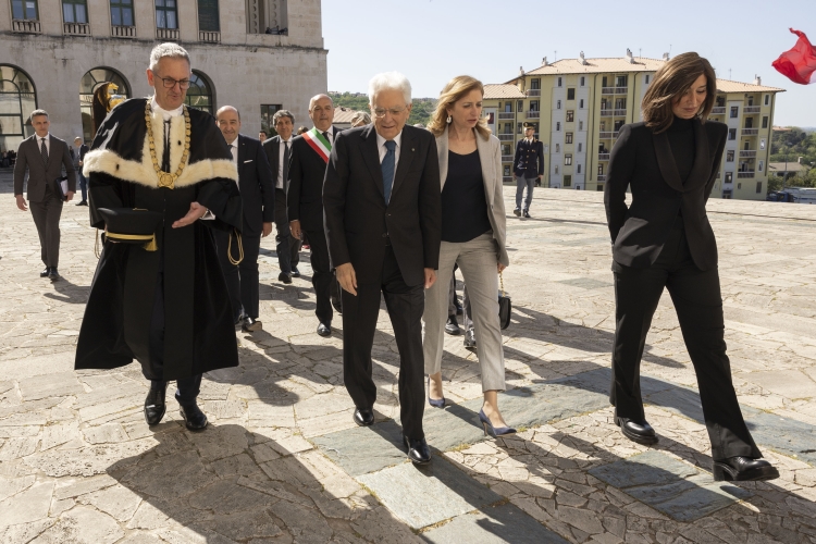 Il Presidente della Repubblica Sergio Mattarella e la Sig.ra Laura con Anna Maria Bernini, Ministro dell’Università e della Ricerca, e Roberto Di Lenarda, Rettore dell'Università degli Studi di Trieste, in occasione della cerimonia di conferimento della Laurea magistrale Honoris causa in Giurisprudenza 
