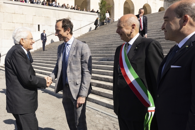 Il Presidente della Repubblica Sergio Mattarella accolto da Massimiliano Fedriga, Presidente della Regione Autonoma Friuli-Venezia Giulia, da Roberto Dipiazza, Sindaco di Trieste, e da Pietro Signoriello, Prefetto di Trieste - Commissario di Governo nella Regione Friuli-Venezia Giulia, in occasione della cerimonia di conferimento della Laurea magistrale Honoris causa in Giurisprudenza 


