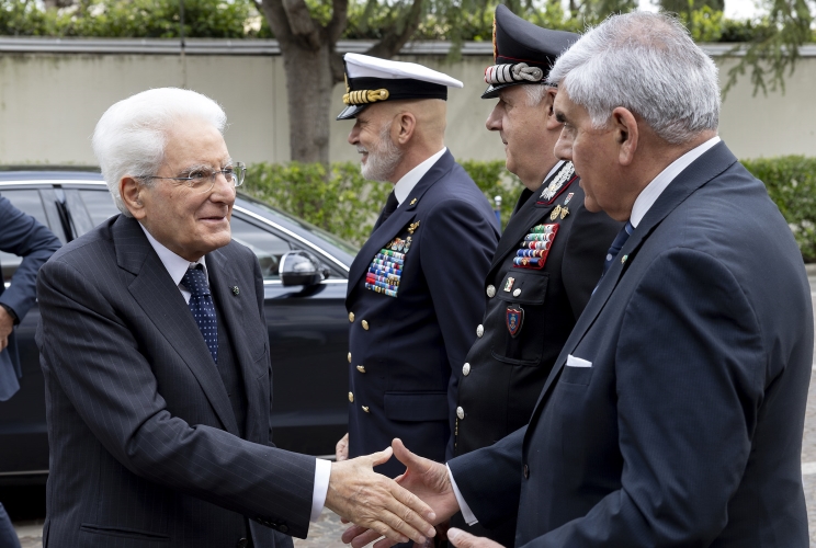 Il Presidente Sergio Mattarella accolto dall'Amb. Riccardo Sessa, Presidente della Società italiana per l’organizzazione internazionale, dal Gen. C.A. Teo Luzi, Comandante generale dell’Arma dei Carabinieri e dall'Amm. Giuseppe Cavo Dragone, Capo di stato maggiore della difesa, al suo arrivo alla Caserma “Salvo D’Acquisto”, in occasione della conferenza “Nato at 75: Shaping a New Transatlantic Agenda, Security and Peace at a Time of Global Transformations for the Future”