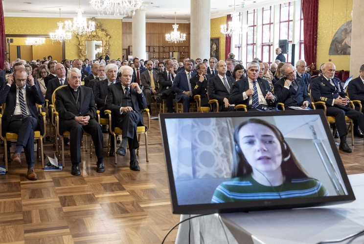 Il Presidente Sergio Mattarella ascolta l'intervento in videoconferenza dell’Avv. Oleksandra Matviichuk, Premio Nobel per la Pace e responsabile dell’ONG “Centro per le Libertà Civili” di Kiev, in occasione della conferenza “Nato at 75: Shaping a New Transatlantic Agenda, Security and Peace at a Time of Global Transformations for the Future”