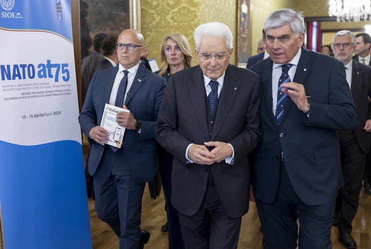 Il Presidente Sergio Mattarella con l'Amb. Riccardo Sessa, Presidente della Società italiana per l’organizzazione internazionale, al termine della conferenza “Nato at 75: Shaping a New Transatlantic Agenda, Security and Peace at a Time of Global Transformations for the Future”