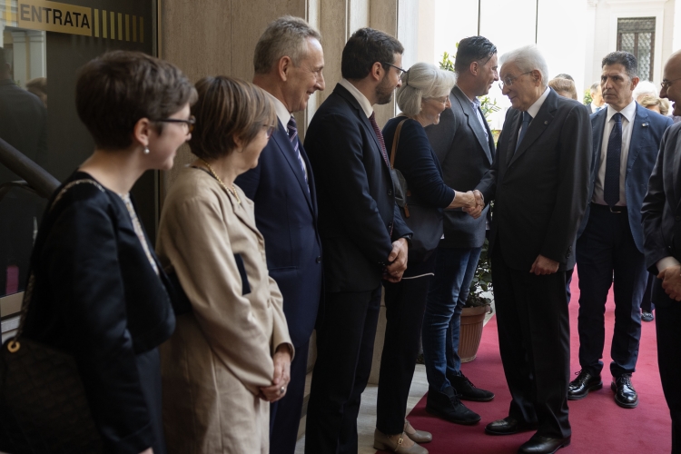 Il Presidente della Repubblica Sergio Mattarella saluta i familiari di Vittorio Bachelet in occasione della cerimonia di intitolazione della sede del Consiglio Superiore della Magistratura
