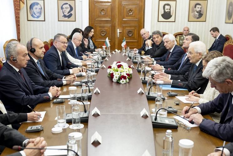 Il Presidente della Repubblica Sergio Mattarella con il Presidente della Repubblica di Bulgaria, Rumen Radev, nel corso dei colloqui allargati alle delegazioni