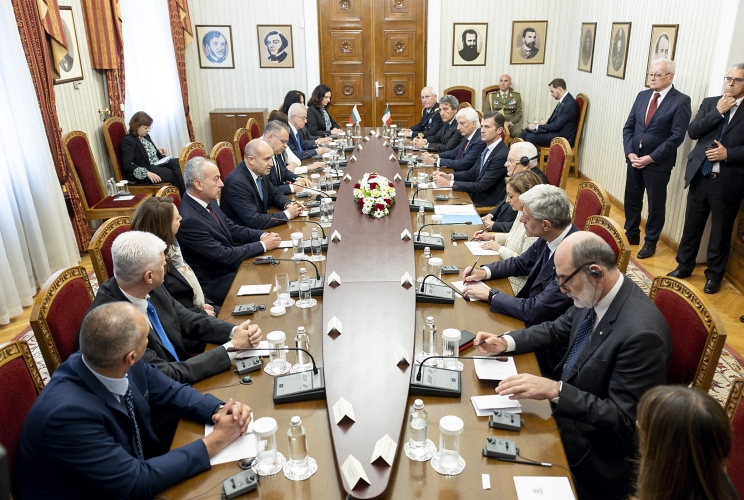 Il Presidente della Repubblica Sergio Mattarella con il Presidente della Repubblica di Bulgaria, Rumen Radev, nel corso dei colloqui allargati alle delegazioni