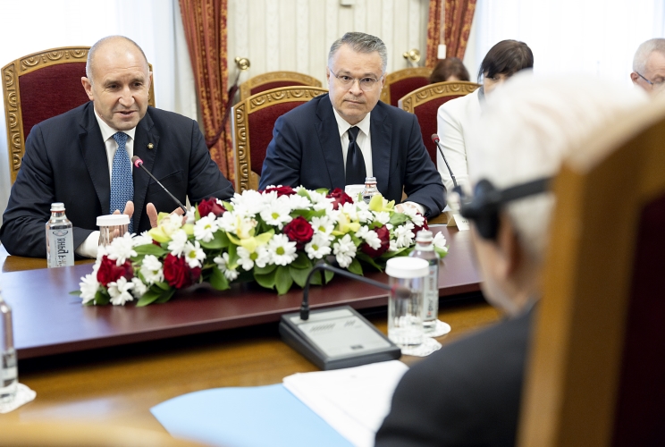 Il Presidente della Repubblica Sergio Mattarella con il Presidente della Repubblica di Bulgaria, Rumen Radev, nel corso dei colloqui allargati alle delegazioni
