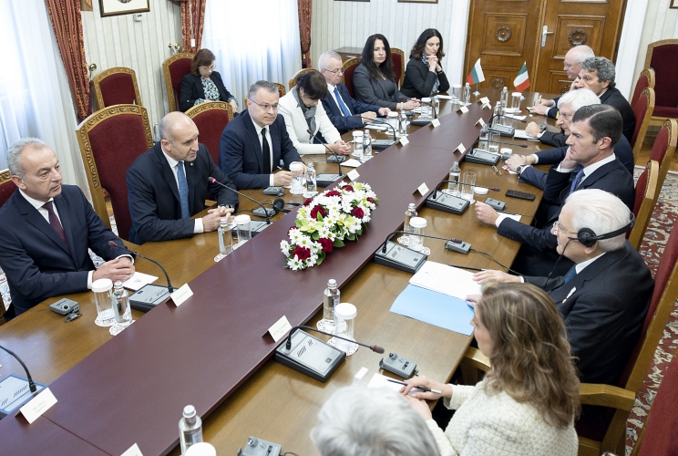 Il Presidente della Repubblica Sergio Mattarella con il Presidente della Repubblica di Bulgaria, Rumen Radev, nel corso dei colloqui allargati alle delegazioni