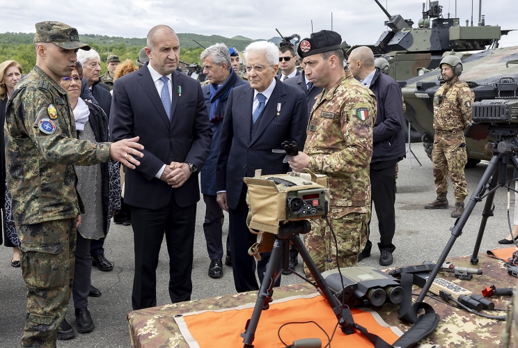 Il Presidente della Repubblica Sergio Mattarella e il Presidente della Repubblica di Bulgaria Rumen Radev  visitano la base militare di Novo Selo

