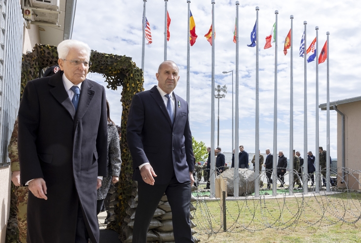 Il Presidente della Repubblica Sergio Mattarella e il Presidente della Repubblica di Bulgaria Rumen Radev  visitano la base militare di Novo Selo
