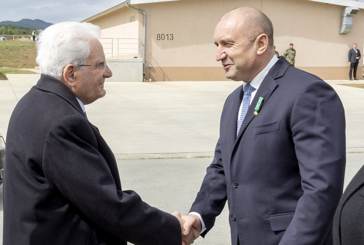 Il Presidente della Repubblica Sergio Mattarella e il Presidente della Repubblica di Bulgaria Rumen Radev  al termine della visita alla base militare di Novo Selo
