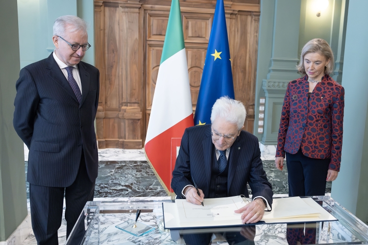 Il Presidente della Repubblica Sergio Mattarella con da Alfredo Mantovano, Sottosegretario di Stato alla Presidenza del Consiglio dei Ministri, e con Elisabetta Belloni ,Direttore generale del DIS, in occasione dell'inaugurazione dell'anno accademico 2024 della Scuola di formazione del Sistema di informazione per la sicurezza della Repubblica
