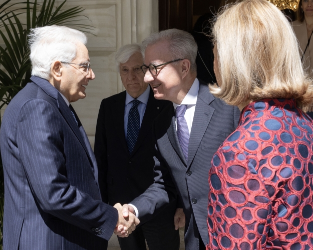 Il Presidente della Repubblica Sergio Mattarella con da Alfredo Mantovano, Sottosegretario di Stato alla Presidenza del Consiglio dei Ministri, e con Elisabetta Belloni, Direttore generale del DIS, in occasione dell'inaugurazione dell'anno accademico 2024 della Scuola di formazione del Sistema di informazione per la sicurezza della Repubblica
