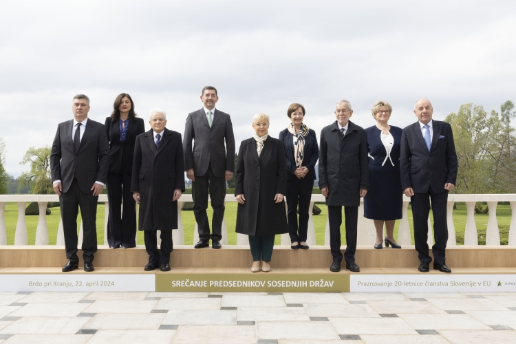 Il Presidente della Repubblica Sergio Mattarella al Castello di Brdo con Nataša Pirc Musar,  Presidente della Repubblica di Slovenia e i Capi di Stato di Ungheria, Croazia, Austria, in occasione del ventennale dell'adesione slovena all'Unione Europea
