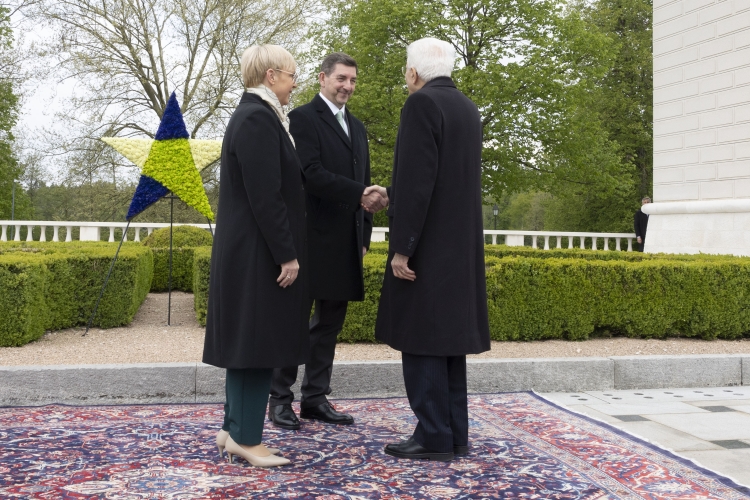 Il Presidente della Repubblica Sergio Mattarella al Castello di Brdo accolto da Nataša Pirc Musar Presidente della Repubblica di Slovenia e dal Consorte Aleš Musar,in occasione del ventennale dell'adesione slovena all'Unione Europea
