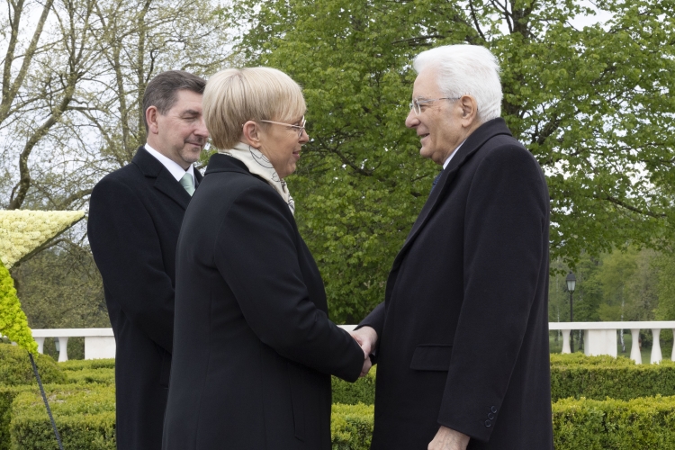 Il Presidente della Repubblica Sergio Mattarella al Castello di Brdo accolto da Nataša Pirc Musar Presidente della Repubblica di Slovenia e Consorte Aleš Musar,in occasione del ventennale dell'adesione slovena all'Unione Europea
